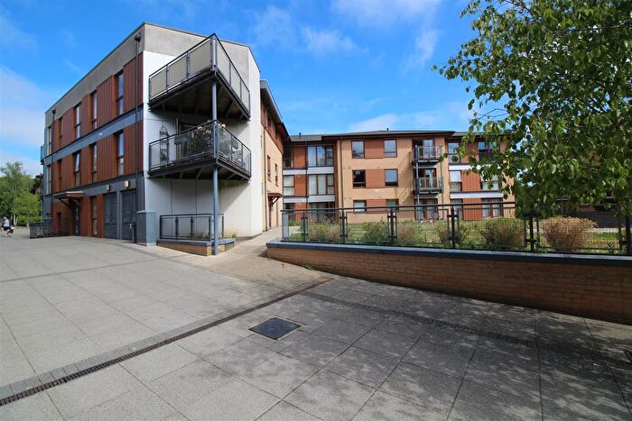 2 Bedroom Flat To Rent In Commonwealth Drive, Three Bridges, Crawley, West Sussex., RH10