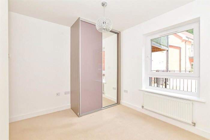 2 Bedroom Flat For Sale In London Road, Horndean, Hampshire, PO8