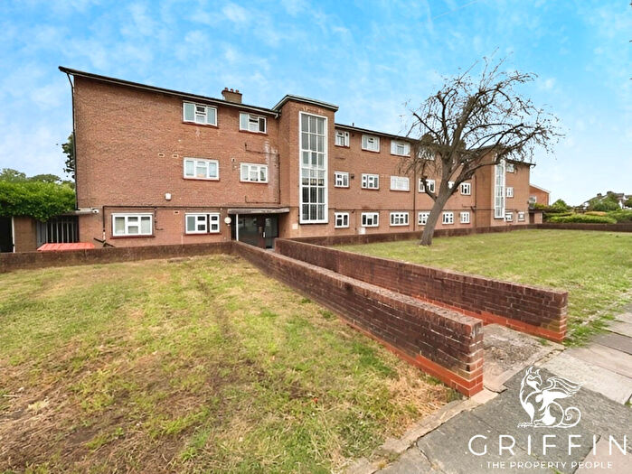 2 Bedroom Flat To Rent In Bridge Avenue, Upminster, RM14