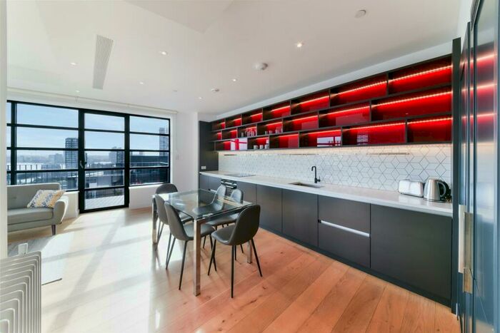 3 Bedroom Apartment To Rent In Defoe House, London City Island, E14