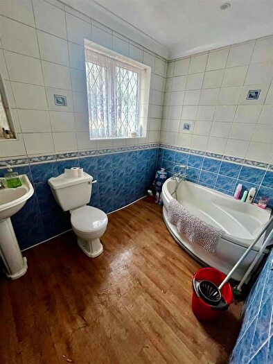5 Bedroom Detached House For Sale In Ringwood Road, Ferndown, BH22