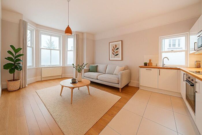 2 Bedroom Flat For Sale In Cavendish Road, Clapham, London, SW12