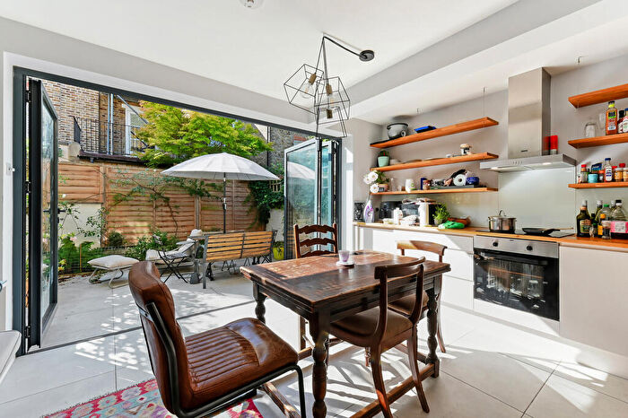 2 Bedroom Flat To Rent In Marney Road, SW11