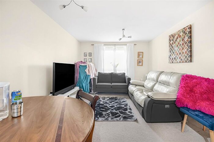 2 Bedroom Flat For Sale In Holyhead Mews, Cippenham, Slough, SL1