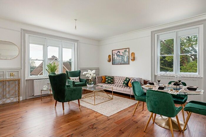 3 Bedroom Apartment For Sale In Oakley Gardens, Merstham, Redhill, RH1