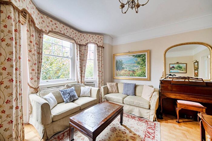 3 Bedroom Flat To Rent In Beaufort Street, Chelsea, London, SW3