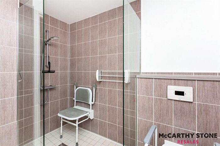 2 Bedroom Flat For Sale In Kings Place, Fleet Road, Fleet, GU51