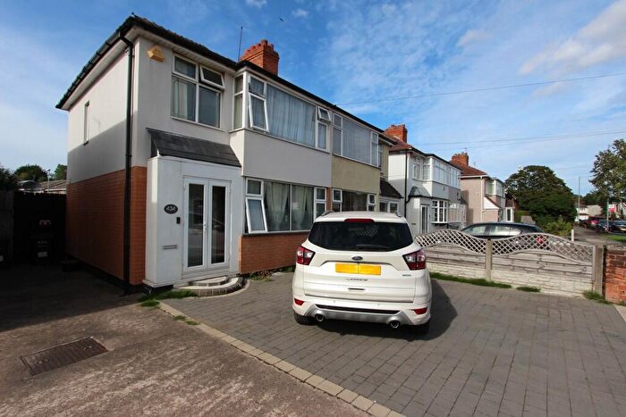 3 Bedroom Semi Detached House For Sale In The Radleys, Tile Cross, B33