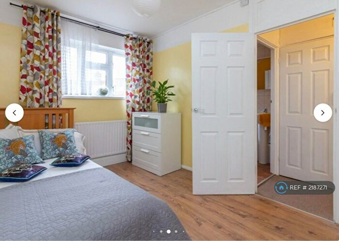 2 Bedroom Flat To Rent In East Street, London, SE17