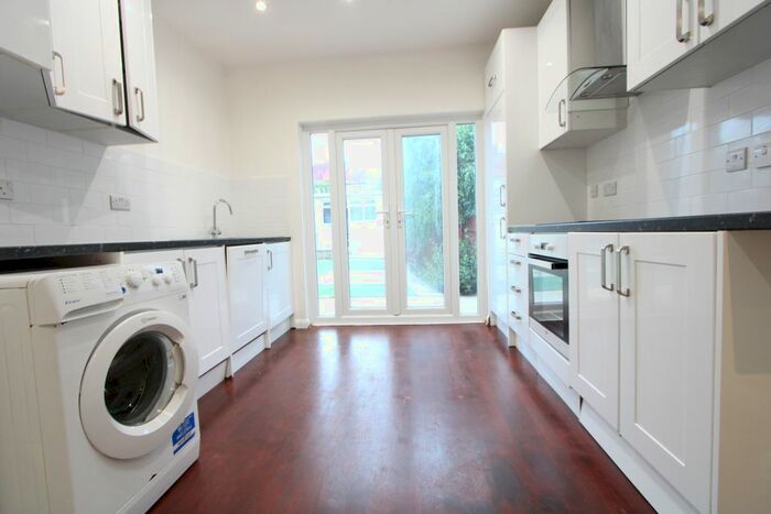 4 Bedroom Flat To Rent In Hawkhurst Way, New Malden, KT3