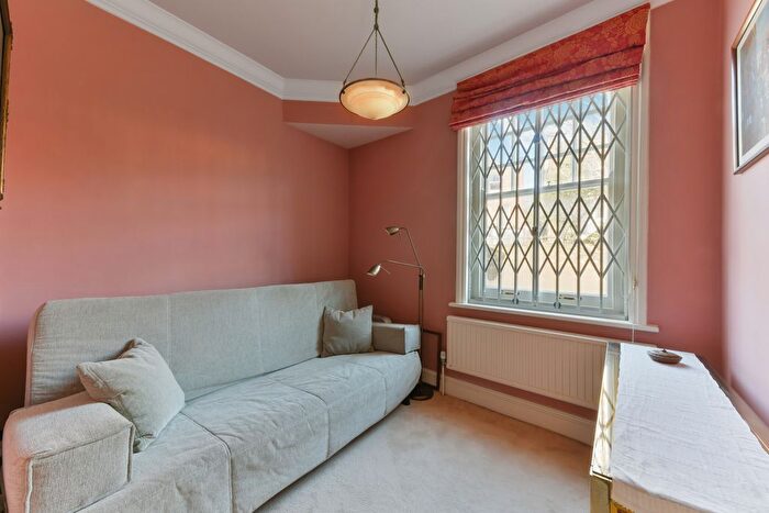 3 Bedroom Flat To Rent In The Orchard, W4