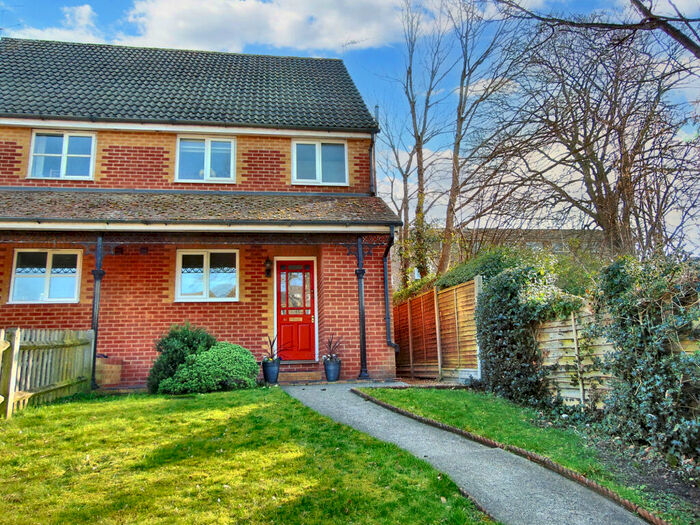 4 Bedroom Semi-Detached House To Rent In Union Street, Farnborough, GU14