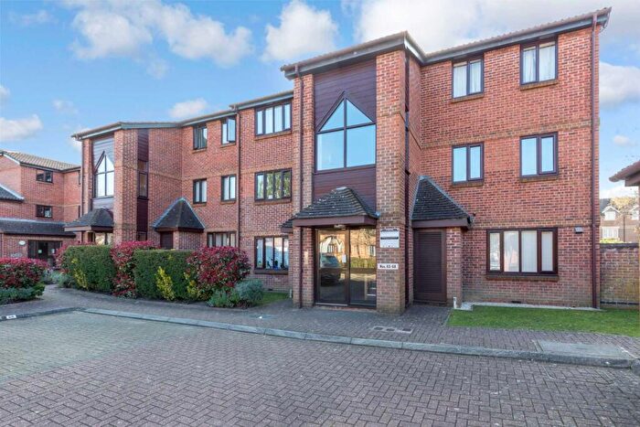 1 Bedroom Apartment To Rent In Abbotsbury Court, Horsham, RH13