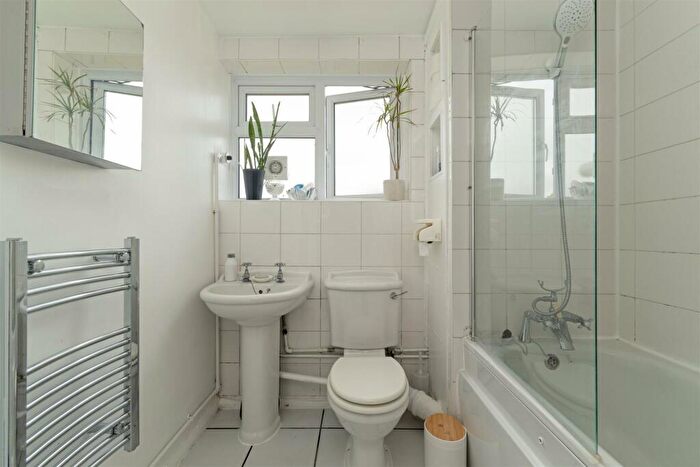 1 Bedroom Apartment For Sale In Sultan Road, Wanstead, E11