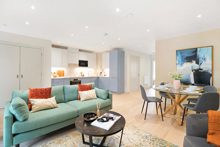 3 Bedroom Apartment To Rent In The Oakgate, KT22