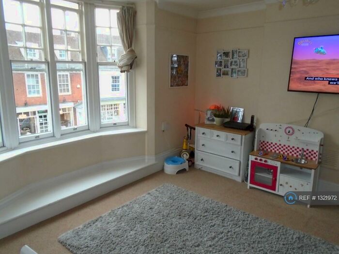 2 Bedroom Flat To Rent In High Street, Reigate, RH2