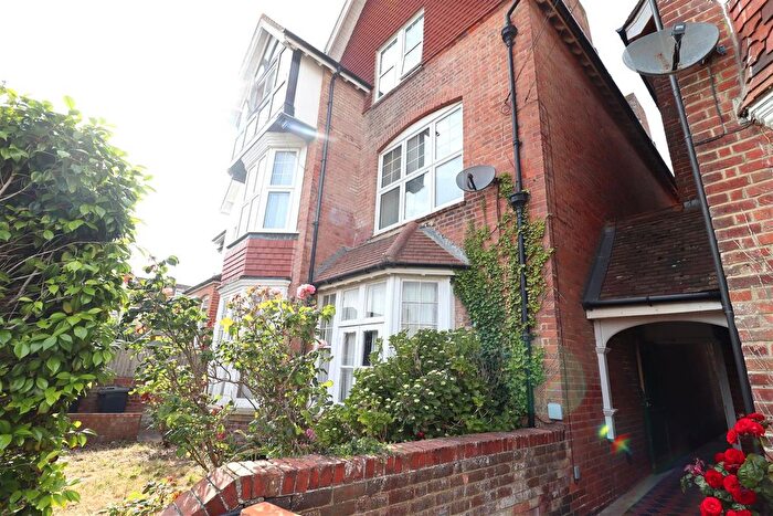 2 Bedroom Flat For Sale In Cantelupe Road, Bexhill-On-Sea, TN40