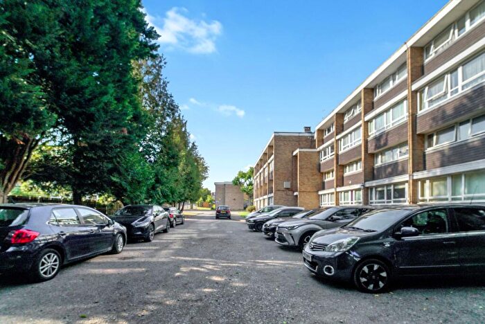 3 Bedroom Maisonette For Sale In Oxford Gardens, London, N21