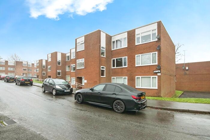 2 Bedroom Flat For Sale In Binswood Road, Halesowen, West Midlands, B62