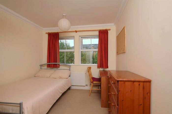 3 Bedroom Flat To Rent In Venneit Close, Oxford, OX1