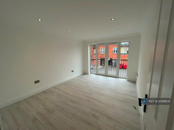 2 Bedroom Flat To Rent In Jade Court, Hoddesdon, EN11