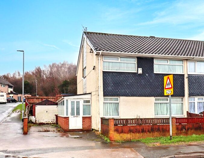 4 Bedroom Semi Detached House For Sale In Old Run Road, Leeds, LS10