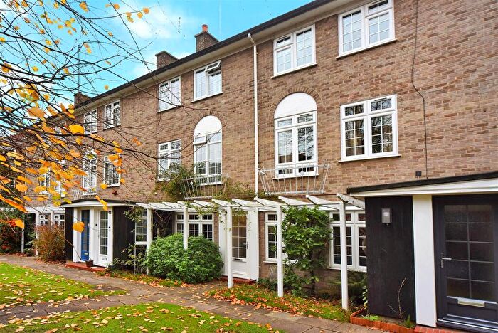 2 Bedroom Maisonette For Sale In Glenbuck Road, Surbiton, KT6