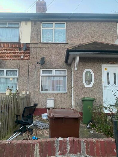 2 Bedroom Maisonette To Rent In Grantham Gardens, Romford, Essex RM6