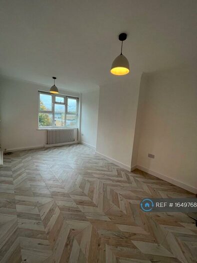 3 Bedroom Flat To Rent In Chesney House, London, SE13