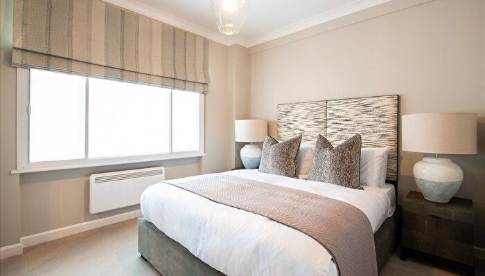 3 Bedroom Flat To Rent In Hill Street, London, W1J