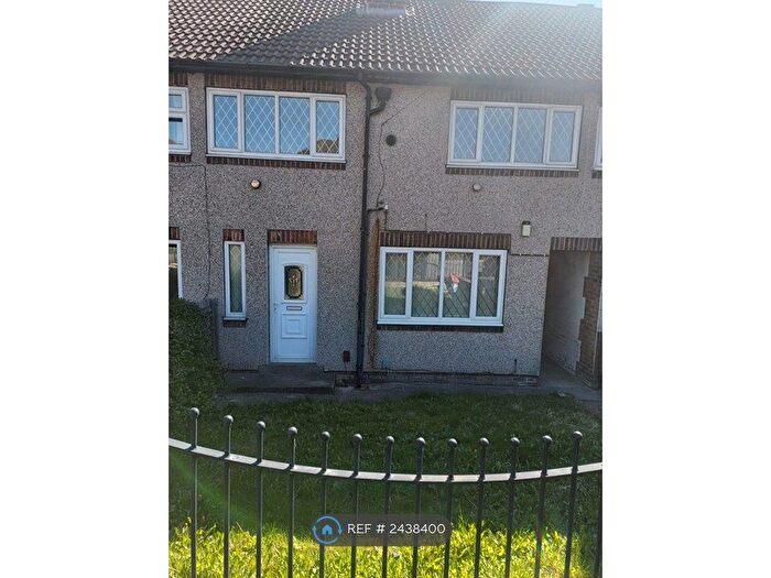 3 Bedroom Terraced House To Rent In Holays, Huddersfield, HD5