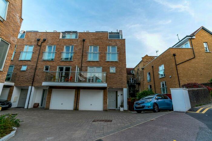 3 Bedroom Terraced House To Rent In The Terrace, Rochester, Kent, ME1