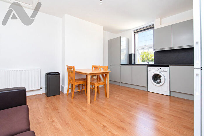 3 Bedroom Flat To Rent In High Road, East Finchley, London, N2
