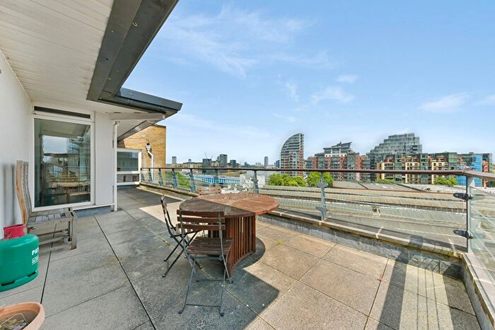 3 Bedroom Flat To Rent In Dolphin House, Smugglers Way, London, SW18