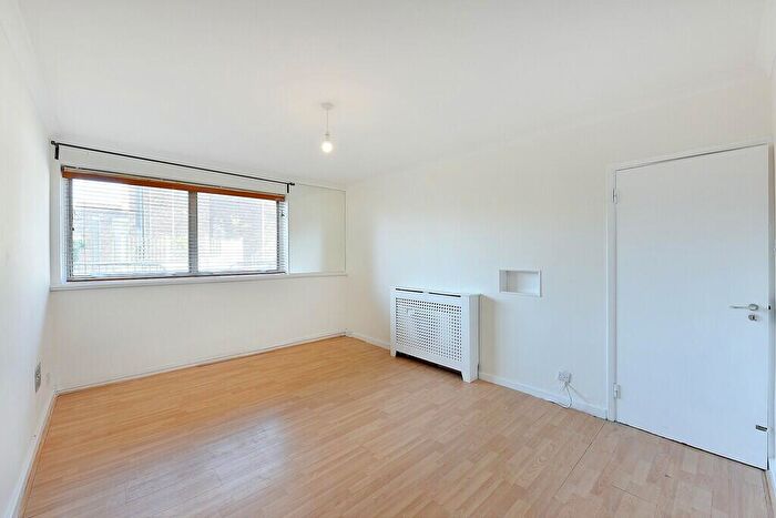 3 Bedroom Flat To Rent In Parkgate Road, Battersea, SW11