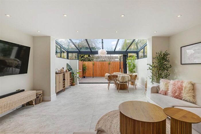 3 Bedroom Terraced House For Sale In Crammond Close, W6