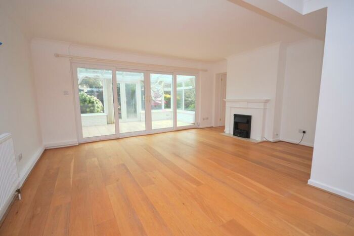 4 Bedroom Link Detached House To Rent In The Boltons, Milford On Sea, Lymington, Hampshire, SO41
