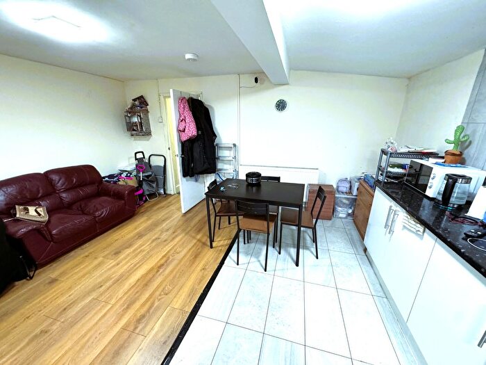 3 Bedroom Flat To Rent In Romford Road, London, E7