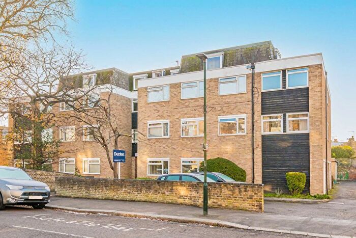 1 Bedroom Flat For Sale In Station Road, Hampton, TW12