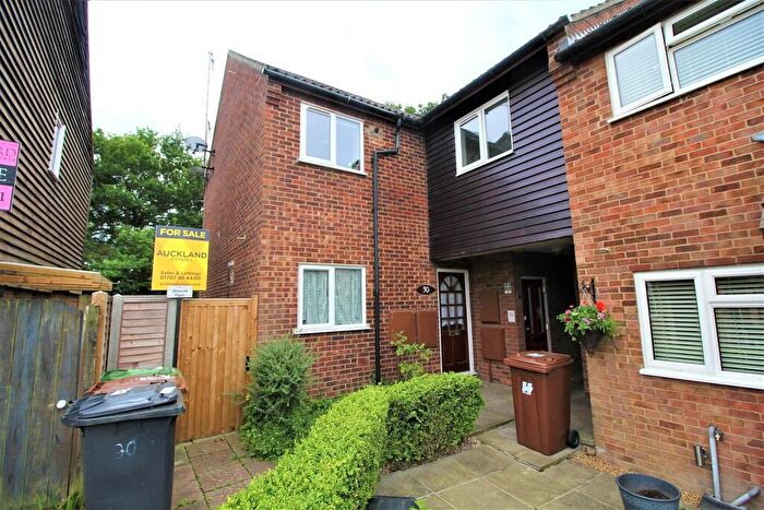 2 Bedroom Maisonette For Sale In Gowar Field, South Mimms, EN6