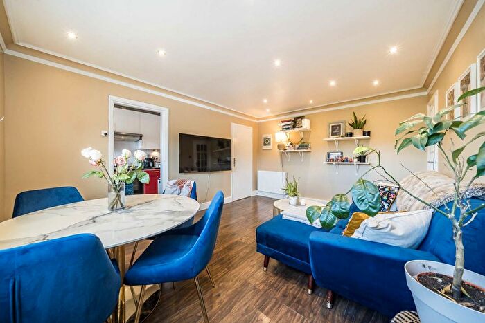 2 Bedroom Flat To Rent In Mountbatten Mews, London, SW18