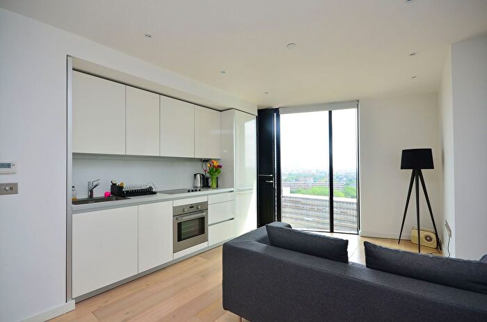 Maisonette To Rent In Walworth Road, Elephant And Castle, London, SE1