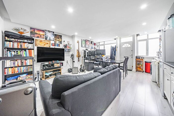 1 Bedroom Flat To Rent In Shoreham Close, Wandsworth, London, SW18