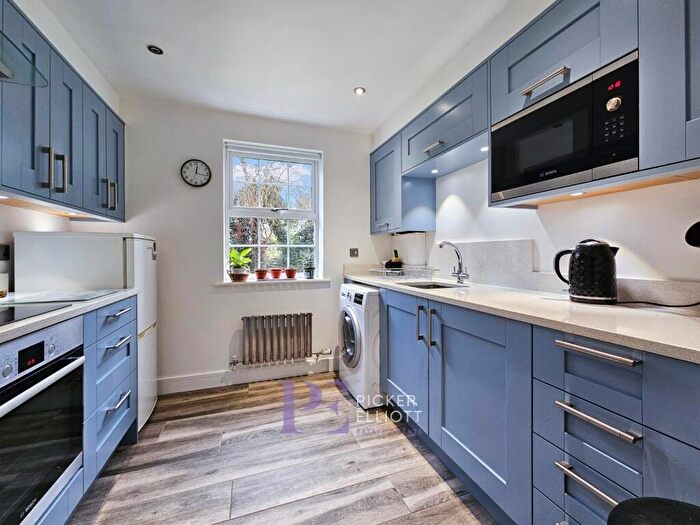 2 Bedroom Flat For Sale In Herons Court Hinckley, LE10