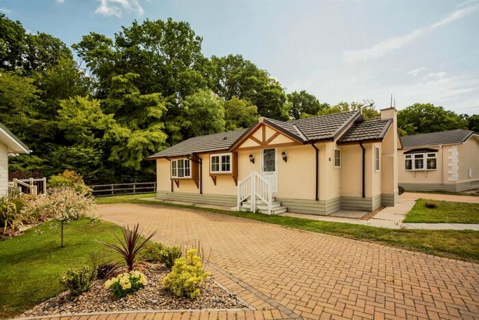 2 Bedroom Mobile/park Home For Sale In Capel Gardens, Ruckinge, Ashford, TN26