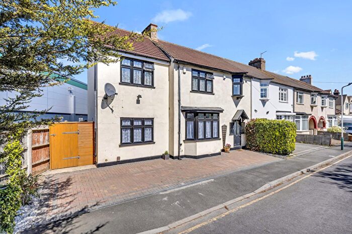 5 Bedroom End Terrace House For Sale In Burnham Road, Romford, RM7