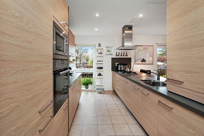 2 Bedroom Flat For Sale In / Fettes Rise, Fettes, Edinburgh, EH4