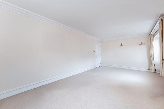 2 Bedroom Flat To Rent In Weights Lane, Kensington, London, W8
