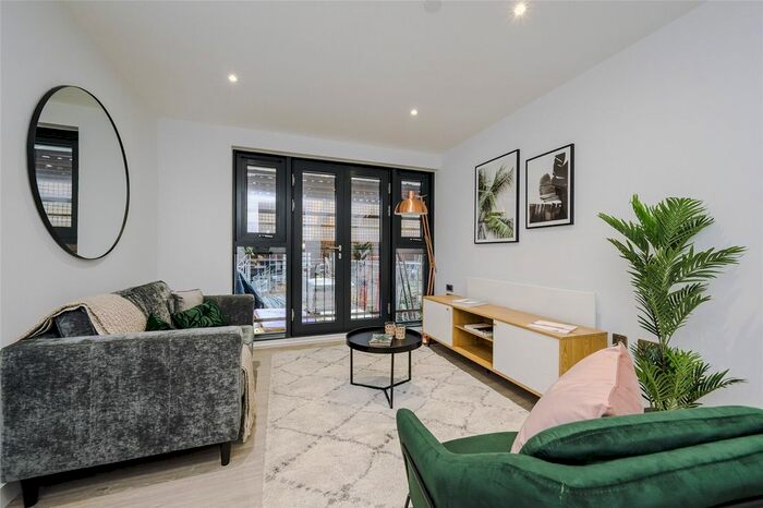 2 Bedroom Flat To Rent In Crossings, Park Green, Macclesfield SK11