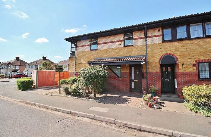 3 Bedroom End Of Terrace House For Sale In Gibson Close, Isleworth, TW7